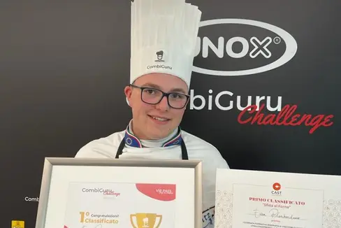 Evan Planchensteiner, allievo della scuola Ritz di Merano, posa felice dopo avere conquistato una delle finali dell’edizione 2022 di Combiguru Challenge. (Foto: Scuola Ritz Merano)