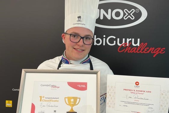 Evan Planchensteiner, allievo della scuola Ritz di Merano, posa felice dopo avere conquistato una delle finali dell’edizione 2022 di Combiguru Challenge. (Foto: Scuola Ritz Merano)