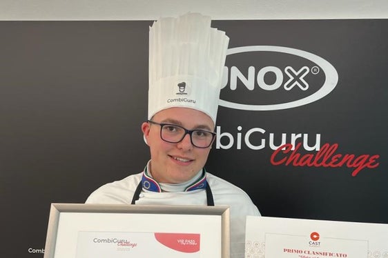 Evan Planchensteiner, allievo della scuola Ritz di Merano, posa felice dopo avere conquistato una delle finali dell’edizione 2022 di Combiguru Challenge. (Foto: Scuola Ritz Merano)