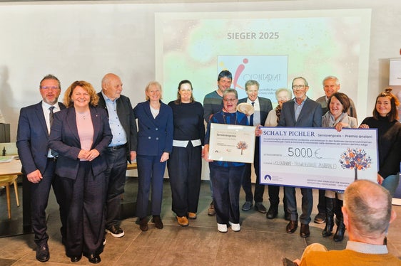 Der Verein Volontariat – Freiwilligenhilfe Pustertal EO hat in Anwesenheit von Landesrätin Rosmarie Pamer (2.v.l.) und Alt-Landeshauptmann Luis Durnwalder (3.v.l.), der Präsidentin des Sozialvereins Licht für Senioren Ingrid Hofer(4.v.l.) und der Präsidentin des Verbandes der Seniorenwohnheime Martina Ladurner (1.v.r.) den Schaly Pichler Seniorenpreis für vorbildliches ehrenamtliches Engagement zugunsten von Seniorinnen und Senioren erhalten. (Foto: Verband der Seniorenwohnheime)