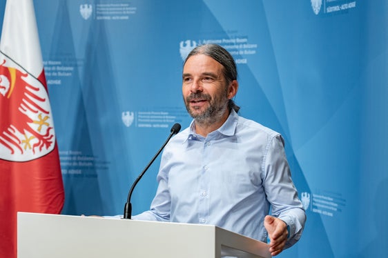 Als Südtiroler Jugendring ist es uns ein wichtiges Anliegen, Initiativen dieser Art mitzutragen, da sie Werte wie Demokratie und Respekt aktiv vermitteln, sagt Peter Grund, Leiter der Abteilung Partizipation im Südtiroler Jugendring. (Foto: LPA/Greta Stuefer)