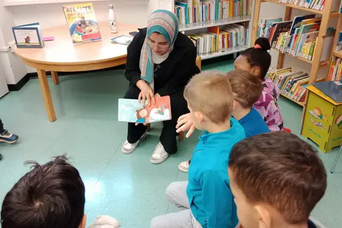 Erwachsene und Jugendliche lesen Kindern in ihrer Muttersprache vor - darum geht es beim #multilingual-Vorlesetag am 21. Mai. Bis 21. März können sich interessierte (Schul-)Bibliotheken und Sprachenzentren dafür anmelden. (Foto: LPA/KOI/Schulzentrum Claudia de' Medici, Bozen)
