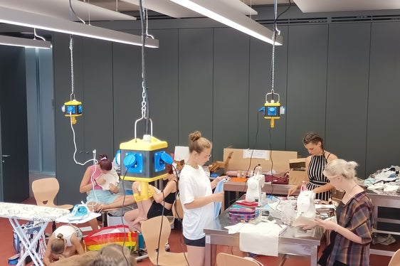 Nähen, Sticken, Steppen, Knoten und vieles stand im Workshop „TexTales – Erzählungen aus Stoff“ auf dem Programm. Die Schülerinnen und Schüler probierten in dieser besonderen Woche so viel wie möglich aus. (Foto: Michele Cattani)