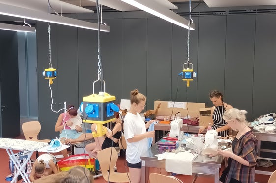 Nähen, Sticken, Steppen, Knoten und vieles stand im Workshop „TexTales – Erzählungen aus Stoff“ auf dem Programm. Die Schülerinnen und Schüler probierten in dieser besonderen Woche so viel wie möglich aus. (Foto: Michele Cattani)