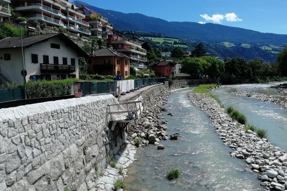 Al fine di aumentare la sicurezza contro le inondazioni, il muro di sponda esistente su entrambi i lati dell'Isarco viene parzialmente demolito e ricostruito. Nella foto, opere dell'anno precedente. (Foto: ASP/ Ufficio sistemazione bacini montani Nord)