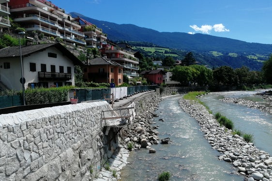 Al fine di aumentare la sicurezza contro le inondazioni, il muro di sponda esistente su entrambi i lati dell'Isarco viene parzialmente demolito e ricostruito. Nella foto, opere dell'anno precedente. (Foto: ASP/ Ufficio sistemazione bacini montani Nord)