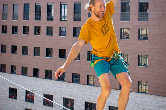 Un gesto funambolico che simboleggia l’azione della politica: cercare l’equilibrio, creare ponti, superare confini. (Foto: ASP/Fabio Brucculeri)