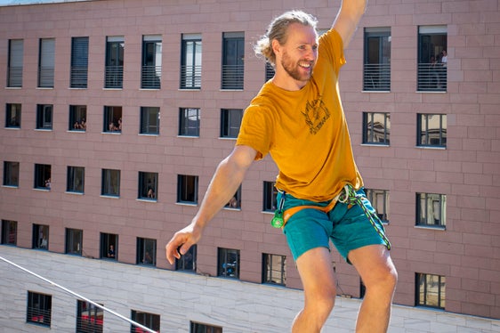 Un gesto funambolico che simboleggia l’azione della politica: cercare l’equilibrio, creare ponti, superare confini. (Foto: ASP/Fabio Brucculeri)