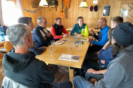 Landesrat Bessone (grüne Jacke) im Gespräch mit Technikern und Hüttenbetreibern (Foto: LPA/Landesvermögensabteilung)