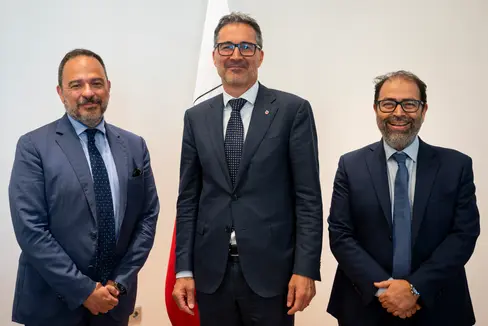 Il presidente della Provincia autonoma di Bolzano, Arno Kompatscher (al centro), ha incontrato a Palazzo Widmann il direttore della filiale di Bolzano della Banca d'Italia, Michele Benvenuti (a sinistra), e il vicedirettore Christian Di Capua. (Foto: USP/Fabio Brucculeri)