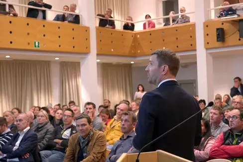 Mobilitätsressortchef Martin Vallazza erläuterte beim Infoabend in Schabs Wichtiges zur Mobilitätsentwicklung und die Eckpunkte des Mobilitätsplans. (Foto: LPA/Mobilitätsressort)