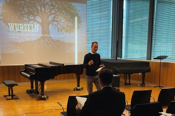 Musikschuldirektor Alexander Veit hat den 39. Kongress der EPTA in der Musikschule Meran eröffnet. (Foto: LPA/Landesdirektion Deutsche und ladinische Musikschule/Cornelia Messner)