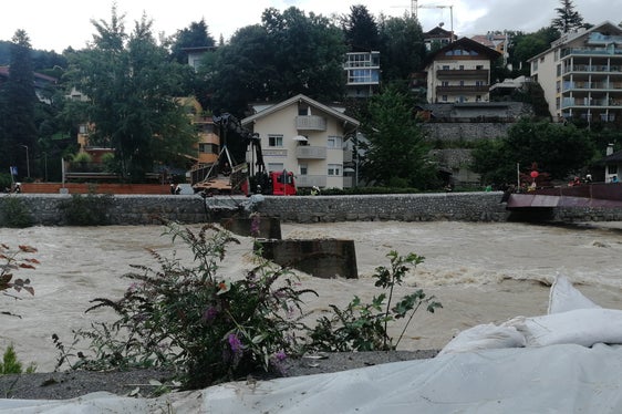 Migliorata la protezione di Bressanone in caso di piene dell'Isarco: nella foto l'alluvione del 30 agosto 2020 con i vecchi piloni del ponte del Bombensteg e il nuovo ponte Priel all'estrema destra (Foto: ASP / Ufficio sistemazione bacini montani Nord)