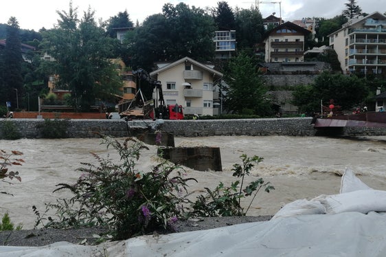 Migliorata la protezione di Bressanone in caso di piene dell'Isarco: nella foto l'alluvione del 30 agosto 2020 con i vecchi piloni del ponte del Bombensteg e il nuovo ponte Priel all'estrema destra (Foto: ASP / Ufficio sistemazione bacini montani Nord)