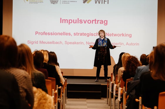 Die Karriere von Frauen scheitert am mangelnden Netzwerken, nicht am Wissen!, sagte die Referentin des Abends, Sigrid Meuselbach. Um dies zu ändern, gab sie den Anwesenden konkrete und praktische Tipps und Ratschläge mit auf den Weg. (Foto: LPA/Bernhard Aichner)