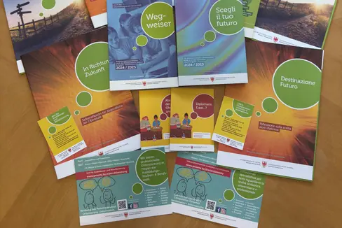 Gesammelte Infos zum Ausbildungs- und Berufsberatungsangebot in Südtirol: Die Broschüren des Amtes für Ausbildungs- und Berufsberatung liegen in den Südtiroler Schulen auf und sind online downloadbar. (Foto: LPA/Amt für Ausbildungs- und Berufsberatung)