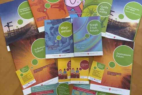 Gli opuscoli dell'Ufficio Orientamento scolastico e professionale sono disponibili nelle scuole altoatesine e possono essere scaricati online. (Foto: USP/Ufficio Orientamento scolastico e professionale)