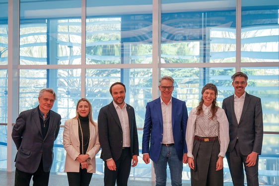 Il nuovo consiglio di amministrazione del Museion con l'assessore provinciale Philipp Achammer (nella foto da sinistra: Peter Paul Kainrath, Antonella Arseni, l'assessore Achammer, Ivan Rampelotto, Tanja Pichler) e il direttore del Museion Bart van der Heide. Alla riunione costitutiva hanno partecipato online il vicepresidente Paolo Vanoni e Stefania Pitscheider Soraperra. (Foto: Museion)