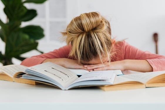 Nei bambini e negli adolescenti lo stress si manifesta spesso con mal di pancia o mal di testa, disturbi del sonno, stanchezza o difficoltà nell’apprendimento. (Foto: Pexels. La foto può essere utilizzata solo in relazione al presente comunicato stampa)
