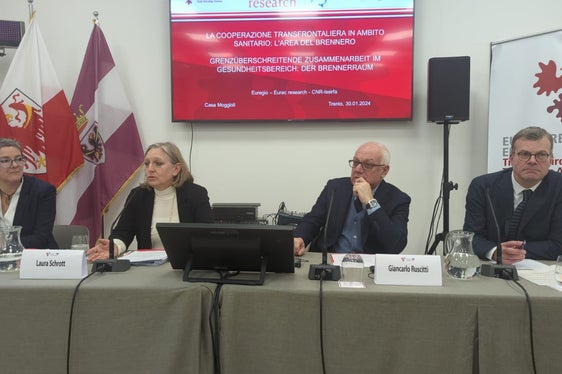 Über die Zusammenarbeit im Gesundheitswesen in der Euregio diskutierten Jens Woelk, Giancarlo Ruscitti, Laura Schrott und Kathrin Eberle. (Foto: Presseamt Trentino)