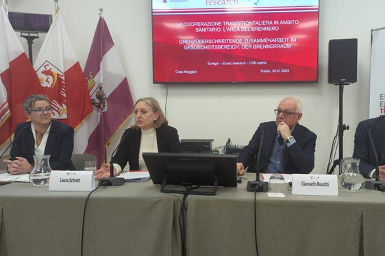 Da destra Jens Woelk, di Eurac Research-Università di Trento, Giancarlo Ruscitti, dirigente generale del Dipartimento Salute e Politiche Sociali della Provincia autonoma di Trento, Laura Schrott, direttrice Ripartizione Salute della Provincia autonoma di Bolzano, e Kathrin Eberle, responsabile del Dipartimento infermieristico del Land Tirolo. (Foto: Archivio Ufficio stampa Provincia autonoma di Trento)