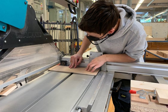 Ihr eigenes Digitalradio haben die Schüler der 3. Klasse für Elektrotechnik der Landesberufsfachschule Luis Zuegg in Meran im zu Ende gegangenen Schuljahr 2021/22 gebaut. (Foto: LPA/LFS Zuegg)