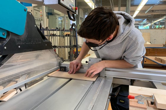 Ihr eigenes Digitalradio haben die Schüler der 3. Klasse für Elektrotechnik der Landesberufsfachschule Luis Zuegg in Meran im zu Ende gegangenen Schuljahr 2021/22 gebaut. (Foto: LPA/LFS Zuegg)