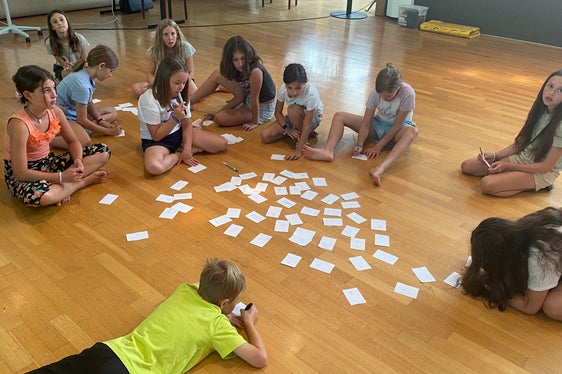 Im Workshop Vorhang auf Zirkus Lyricus experimentierten die Schülerinnen und Schüler mit Sprache. (Foto: LPA/Bildungsdirektion)