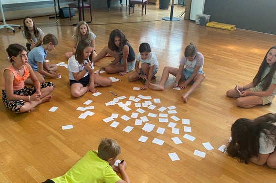 Im Workshop Vorhang auf Zirkus Lyricus experimentierten die Schülerinnen und Schüler mit Sprache. (Foto: LPA/Bildungsdirektion)