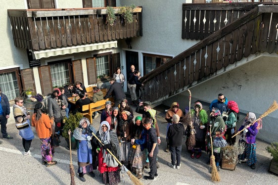 Zu allen Gelegenheiten, wie hier zu Fasching, trifft man sich im einzigen Gasthaus in Penon, an der Himmelspfort. (Foto: LPA/ Gasthaus an der Himmelspfort)