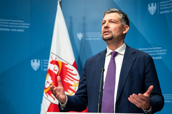 „Der Straßendienst ist – wie immer – rund um die Uhr im Einsatz und bewältigt während der Spiele zusätzlich eine wahre Mammutaufgabe. Das gelingt nur dank einer eingespielten und kompetenten Mannschaft, sagte der Landesrat für Infrastrukturen und Mobilität, Daniel Alfreider. (Foto: Fabio Brucculeri)