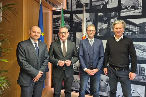 Ressortdirektor Daniel Bedin, Landesrat Christian Bianchi, der neue Direktor des Grundbuchamts Bozen Ivo Cassin und Abteilungsdirektor Peter Kasal. (Foto: LPA)