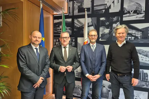 Ivo Cassin è il nuovo direttore dell'Ufficio del Libro Fondiario di Bolzano. Da sinistra a destra: il direttore del Dipartimento Opere pubbliche Daniel Bedin, l'assessore Christian Bianchi, Ivo Cassin e Peter Kasal, direttore della Ripartizione Libro Fondiario e Catasto. (Foto: USP)