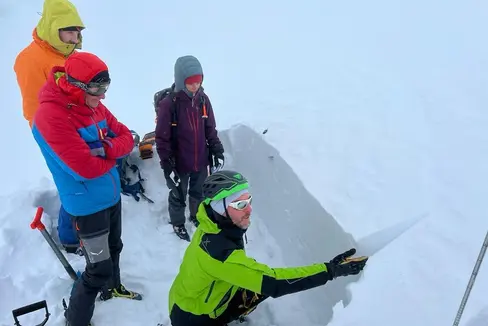Der Schneedeckenaufbau war über den Winter verteilt vielfach günstig, berichten die Lawinenwarner des Landesamtes für Meteorologie und Lawinenwarnung; das Bild zeigt sie bei einer Schneedeckenuntersuchung mit Bergführern auf dem Jochgrimm. (Foto: LPA/Landesamt für Meteorologie und Lawinenwarnung)