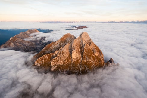 Für die Peitlerkofel-Umrundung am 17. Juli, organisiert von der Landesabteilung Natur, Landschaft und Raumentwicklung und der Stiftung Dolomiten Unesco, kann man sich ab 29. Mai online anmelden. (Foto: Georg Tappeiner/Archiv Stiftung Dolomiten Unesco)
