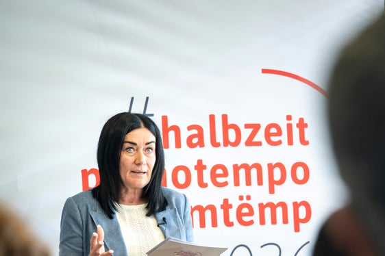 Mit der Wohnreform haben wir den jahrelangen Stillstand in Südtirols Wohnpolitik beendet. Erste positive Signale sind bereits deutlich sichtbar, zog Wohnbaulandesrätin Ulli Mair eine positive Zwischenbilanz bei der #halbzeit-Pressekonferenz. Weitere Schritte müssten folgen. (Foto: LPA/Fabio Brucculeri)