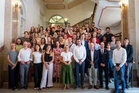 140 Praktikantinnen und Praktikanten haben in diesem Sommer in die Arbeit der Landesverwaltung Einblick erhalten, rund 50 von ihnen haben sich heute (21. August) zum Netzwerktreffen mit Landesrätin Amhof und mehreren Führungskräften und Mitarbeitenden der Verwaltung getroffen. (Foto: LPA/Fabio Brucculeri)