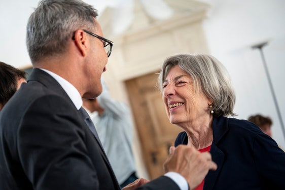 Die Witwe von Alexander Langer, Valeria Malcontenti, wohnte der Übergabe des Nachlasses von Alexander Langer bei. (Foto: LPA/Fabio Brucculeri)