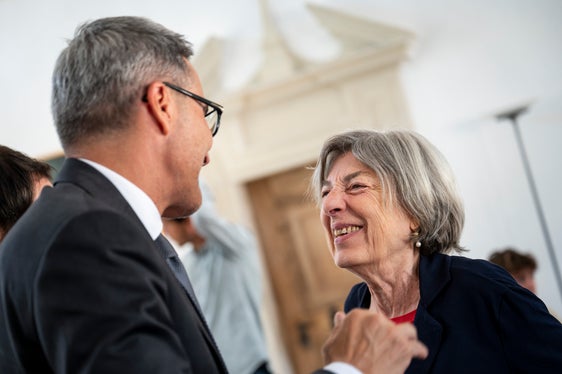 Die Witwe von Alexander Langer, Valeria Malcontenti, wohnte der Übergabe des Nachlasses von Alexander Langer bei. (Foto: LPA/Fabio Brucculeri)