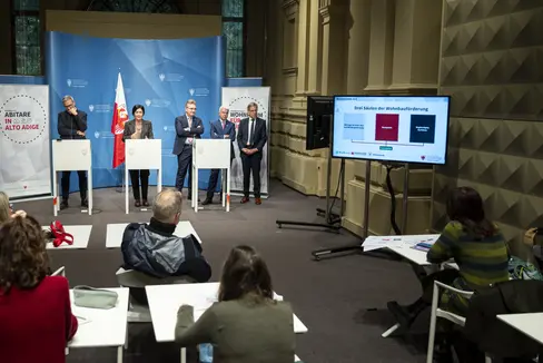 Ab dem 1. Jänner 2026 wird das begünstigte Darlehen als neue Fördersäule zur Verfügung stehen. Landeshauptmann Arno Kompatscher (im Bild von links), Wohn-Landesrätin Ulli Mair und die Vertreter der größten Südtiroler Bankeninstitute, Alberto Naef (Generaldirektor der Volksbank), Nicola Calabrò (Generaldirektor der Sparkasse) und Herbert Von Leon (Obmann des Raiffeisenverbandes), stellten die Details am 30. Oktober vor. (Foto: LPA/Fabio Brucculeri)