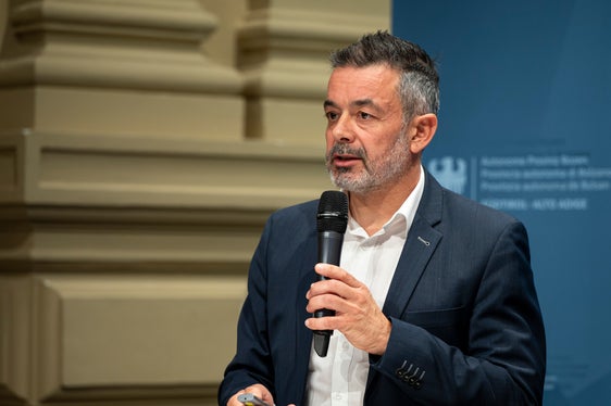 Joachim Dejaco, Generaldirektor der STA, unterstrich die Bedeutung der in den vergangenen Jahren erfolgten Elektrifizierung der Vinschger Bahn. (Foto: LPA/Fabio Brucculeri)