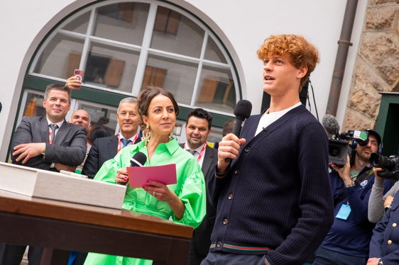 Viele Fans aus Sexten, Südtirol und darüber hinaus haben heute in Sexten mit Tennisspieler Jannik Sinner seine jüngsten Erfolge gefeiert. (Foto: LPA/Fabio Brucculeri)