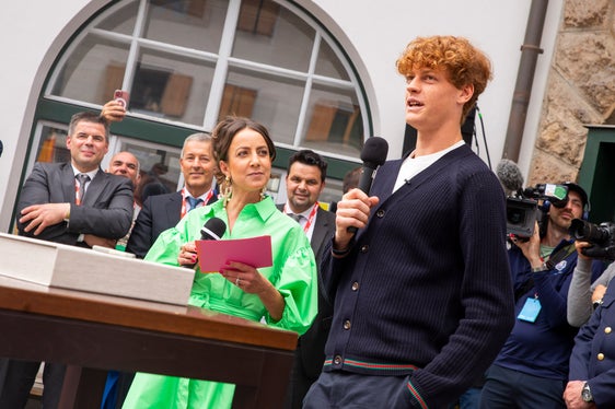 L'emozione da numero uno del mondo. Jannik Sinner mentre saluta e ringrazia i tantissimi tifosi accorsi per festeggiare il suo breve, ma intenso, ritorno a Sesto. (Foto: ASP/Fabio Brucculeri)