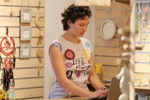 Den Freiwilligen Zivildienst kann man bei unterschiedlichen Organisationen absolvieren (im Bild: Sophie Baumgartner bei ihrem Zivildienst im vorigen Sommer im Weltladen Bozen. Foto: LPA/Maja Clara)