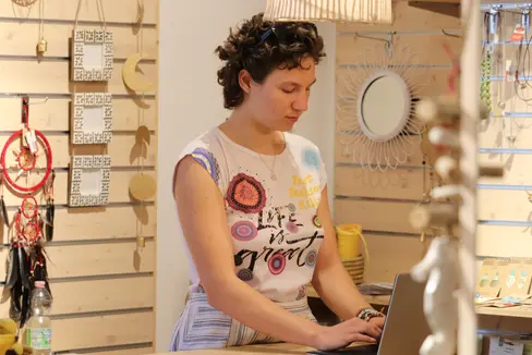 Il servizio civile volontario può essere svolto presso diverse organizzazioni. In foto Sophie Baumgartner durante la sua esperienza, la scorsa estate, alla Bottega del mondo di Bolzano. (Foto: USP)