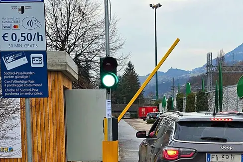 Auf dem Foto zu sehen ist der Mobilitätsknotenpunkt am Bahnhof Waidbruck-Lajen. Er zeigt, wie die Mobilitätszentren aussehen, die auch in der Vereinbarung mit der Gemeinde Niederdorf vorgesehen sind. (Foto: LPA/Manuela Tessaro)