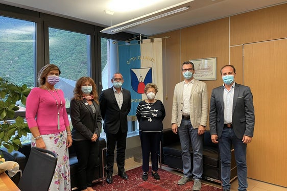 La presidente dell'Unicef in visita al comune di Laives: da sx l'assessora comunale Claudia Furlani, la presidente di Unicef Bolzano, Patrizia Daidone, il sindaco di Laives, Christian Bianchi, la presidente di Unicef Italia, Carmela Pace, il vicesindaco Giovanni Seppi e l'assessore provinciale Giuliano Vettorato (Foto ASP)