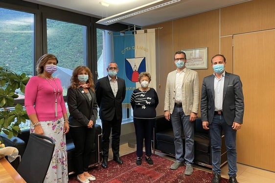 La presidente dell'Unicef in visita al comune di Laives: da sx l'assessora comunale Claudia Furlani, la presidente di Unicef Bolzano, Patrizia Daidone, il sindaco di Laives, Christian Bianchi, la presidente di Unicef Italia, Carmela Pace, il vicesindaco Giovanni Seppi e l'assessore provinciale Giuliano Vettorato (Foto ASP)