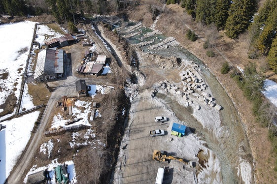 Fase di costruzione: tra dicembre e aprile, il personale dei Bacini montani han realizzato diversi interventi di rivitalizzazione e messa in sicurezza sul Rio di Fleres e sui suoi affluenti. (Foto: USP/Ufficio Sistemazione bacini montani Nord presso l’Agenzia per la Protezione civile)