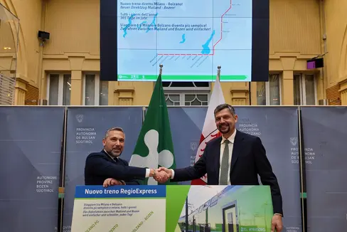 Mobilitätslandesrat Daniel Alfreider (rechts) und der Assessor der Region Lombardei Franco Lucente haben den neuen, modernen RegioExpress Bozen-Mailand vorgestellt. (Foto: LPA/Bruno Benedetto)